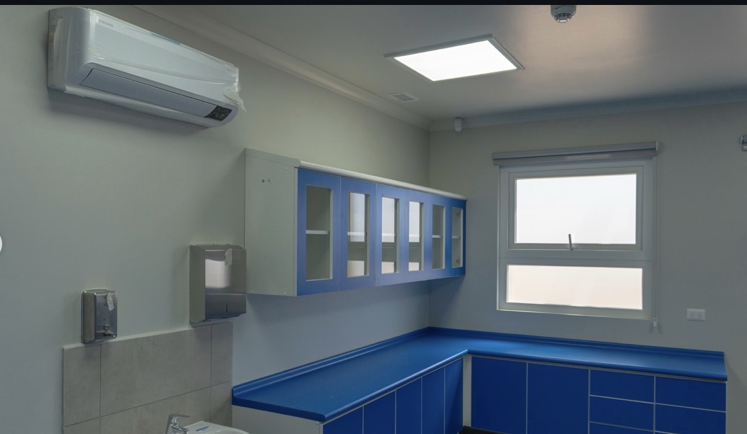Sala del CESFAM Huasco Bajo con equipo de climatización instalado por CYS