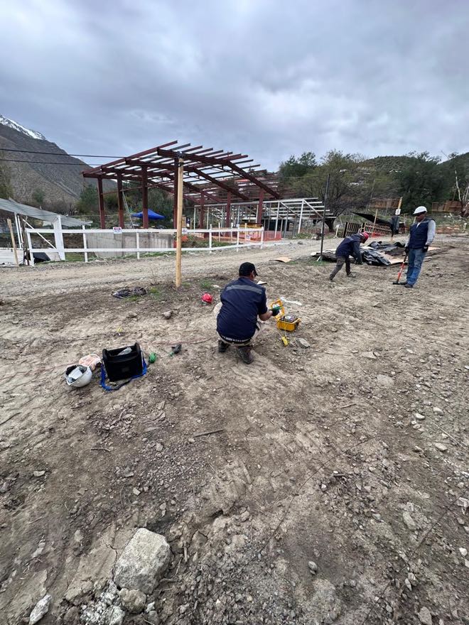 Medición de puesta a tierra en ejecución junto a la estructura metálica de una escuela en construcción en Tulahuén