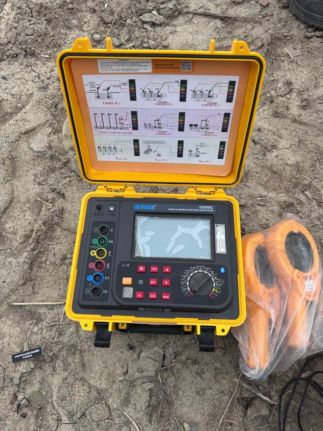 Telurómetro ETCR 3200C de cuatro terminales abierto en terreno, con su diagrama de conexión de dos, tres y cuatro hilos