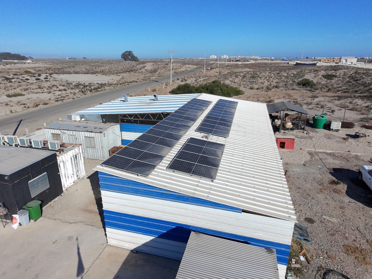 Vista aérea de la instalación solar fotovoltaica en el techo del taller propio de CYS, Región de Coquimbo