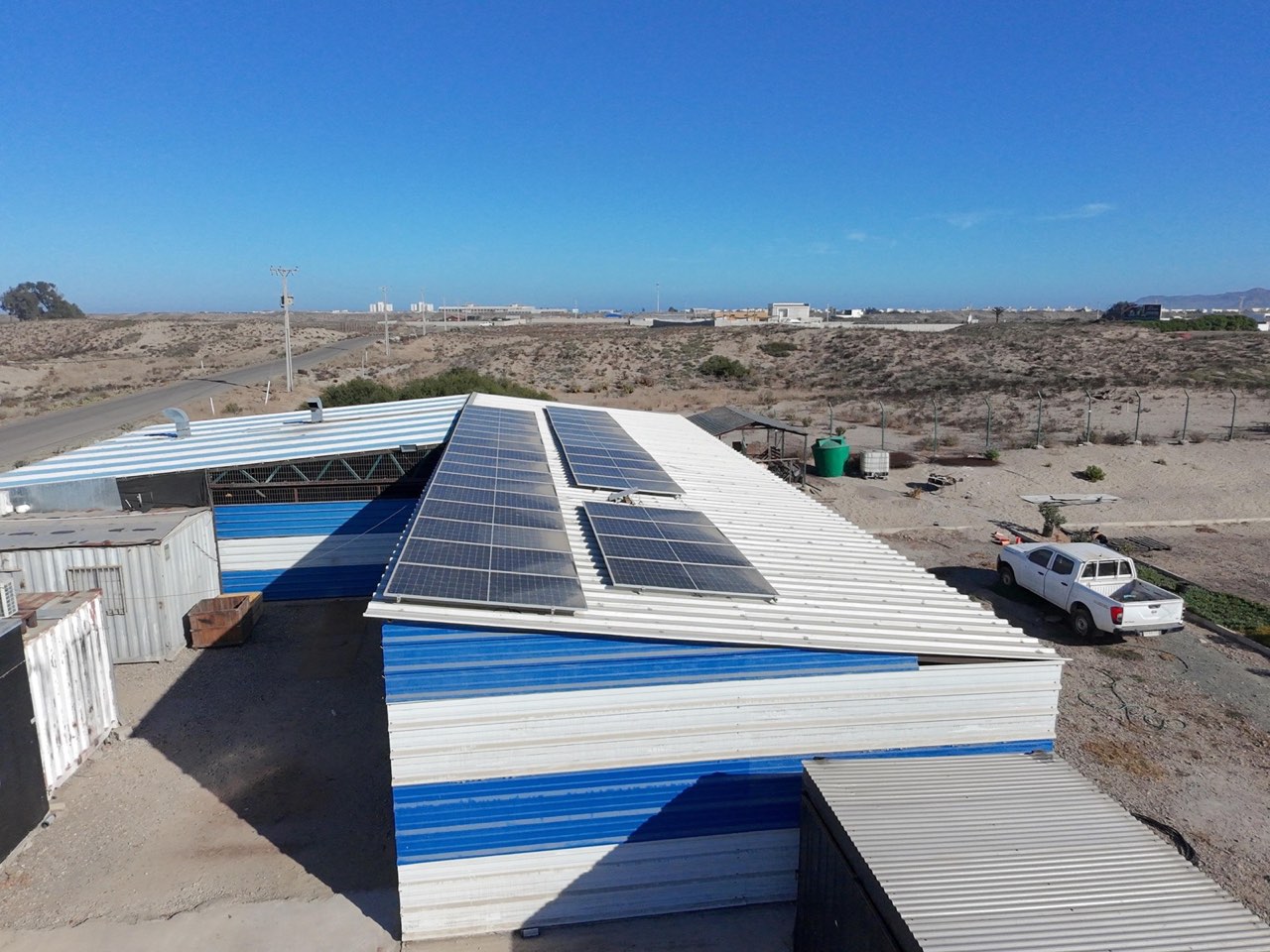 Paneles solares en operación sobre el galpón del taller de CYS