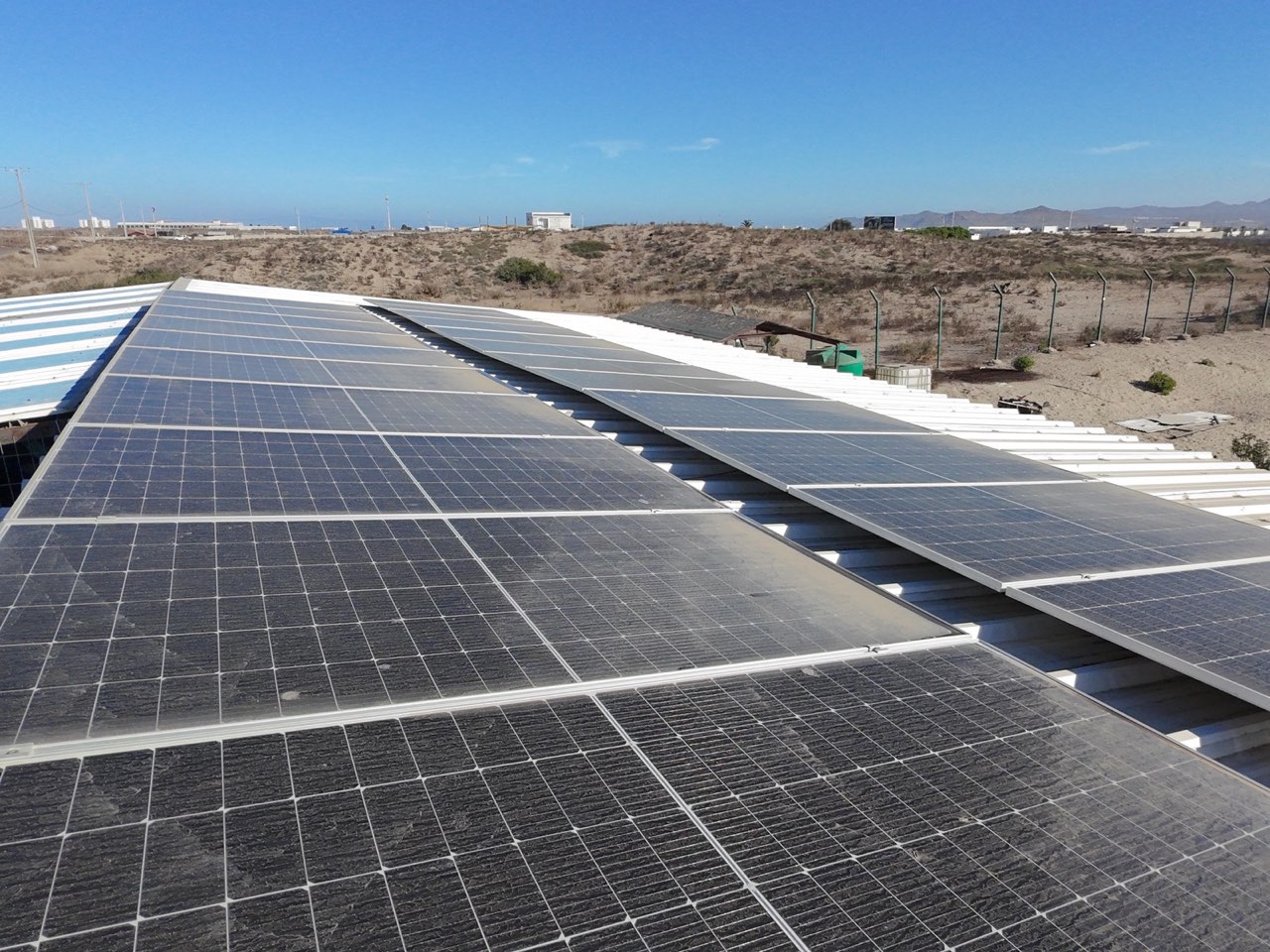 Instalación fotovoltaica de CYS con los cerros de la Región de Coquimbo al fondo