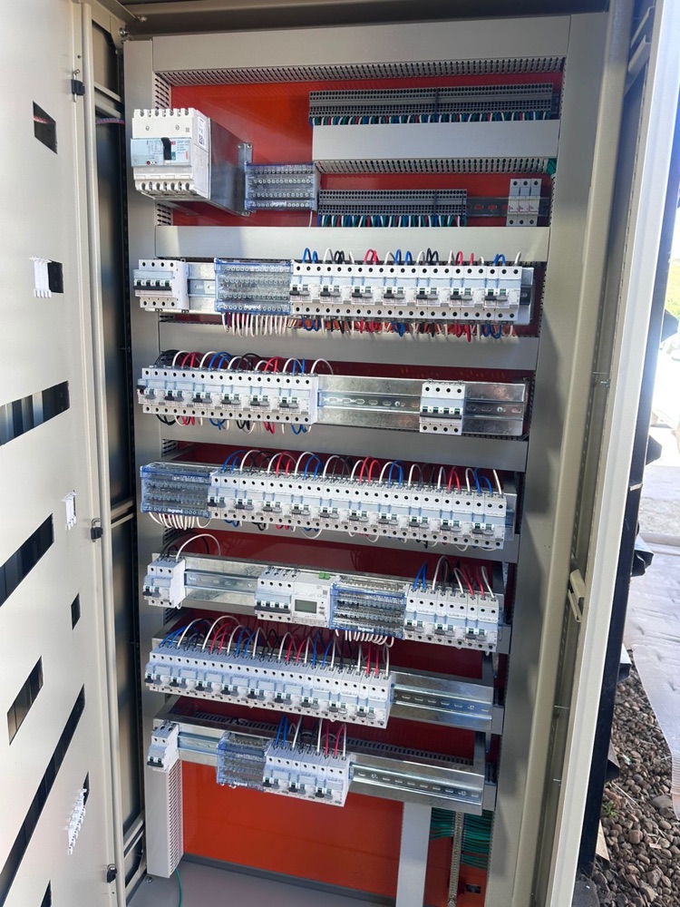 Tablero eléctrico de CYS terminado en el taller, con el cableado peinado y numerado fila por fila